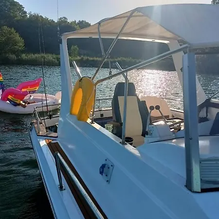 Botel Pe Yacht *