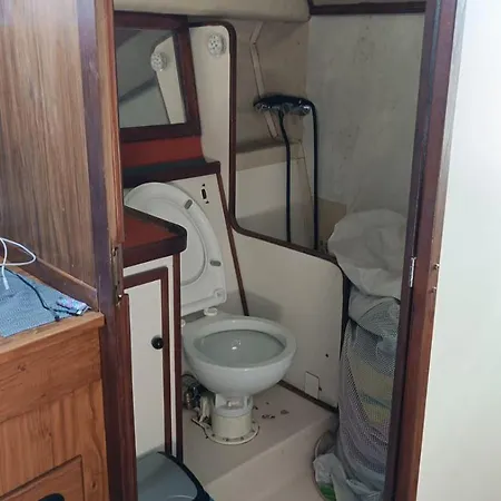 Pe Yacht Botel Limanu